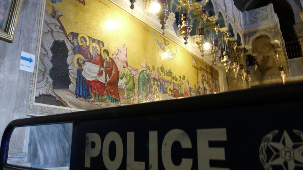 Grabeskirche Jerusalem: Eine Absprerrung mit der Aufschrift Polizei steht vor dem großen Mosaik in der Eingangnshalle