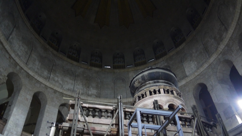 Die kleine Grabeskapelle im Innern von unten fotografiert, oben drüber die große Kuppel der Grabenskirche
